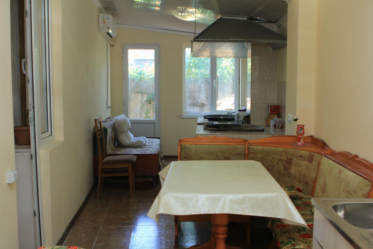 Holiday Hostel House Bishkek Exterior photo